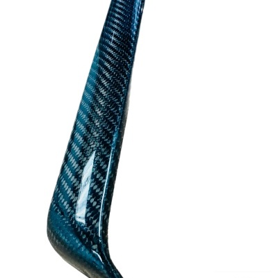 Peça automóvel de fibra de carbono azul com padrão em fundo branco e logótipo BAZAART