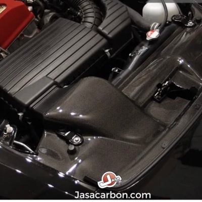 Compartimento do motor de carro Honda com componentes em fibra de carbono preta