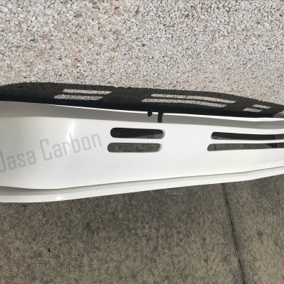 Frente de para-choques branco com aberturas e inscrição Jasa Carbon