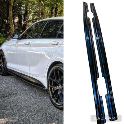 Carro branco estacionado junto a árvores e acessórios automóveis pretos em fundo branco.