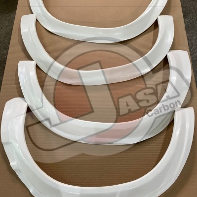 Quatro peças para arco de roda em branco sobre cartão castanho