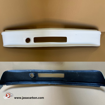 Peças automóveis retangulares em branco e preto com orifícios e recortes sobre fundo castanho e bege