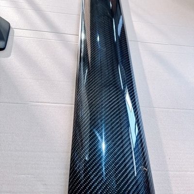 Peça longa com textura de fibra de carbono preta brilhante