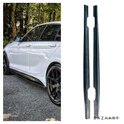 Carro branco desportivo ao ar livre e duas peças pretas de fibra de carbono lado a lado