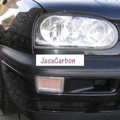 Carro preto com farol duplo e placa JasaCarbon