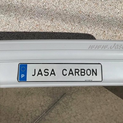 Para-choques traseiro branco com placa JASA CARBON e inscrição www.JasaCarbon.com
