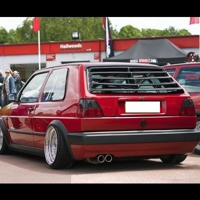 Automóvel hatchback vermelho com persianas nas janelas traseiras