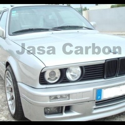 Carro clássico branco com grelha preta e jantes prateadas