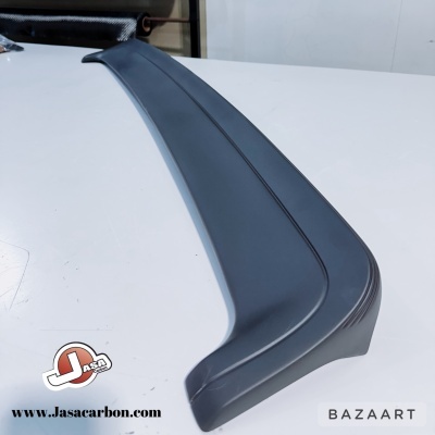 Spoiler traseiro preto para automóvel sobre superfície branca