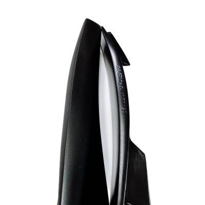 Duas penas de bicicleta em carbono, uma preta e outra com detalhes cinza, lado a lado