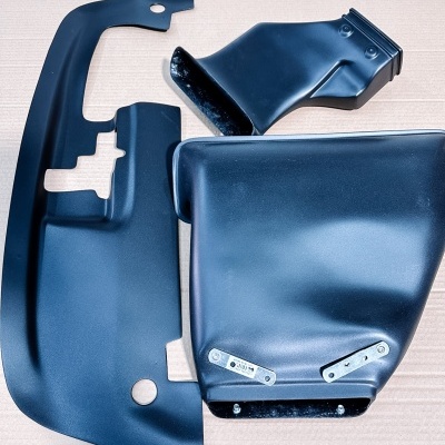 Peças automotivas em plástico preto fosco com suporte metálico