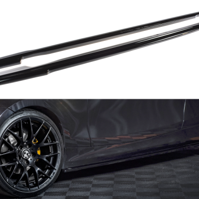 Longarinas laterais pretas para carro junto a carro desportivo preto em piso xadrez