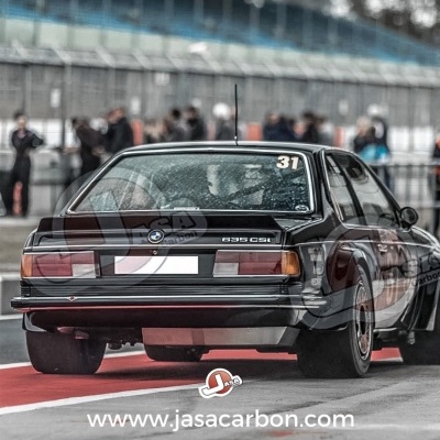 BMW 635 CSi preto vista traseira na pista de corrida número 31