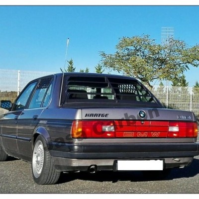 Carro desportivo roxo estacionado em parque de estacionamento ao ar livre