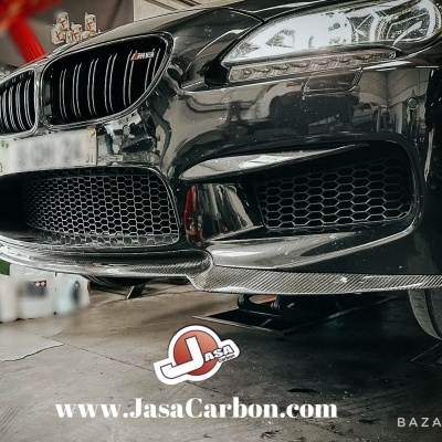 Frente de carro preto esportivo com detalhes em fibra de carbono e texto www.JasaCarbon.com