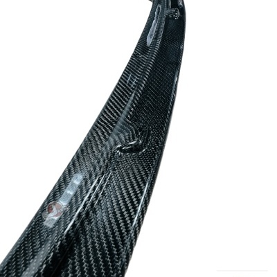 Peça automóvel em fibra de carbono preta com textura padrão brilhante