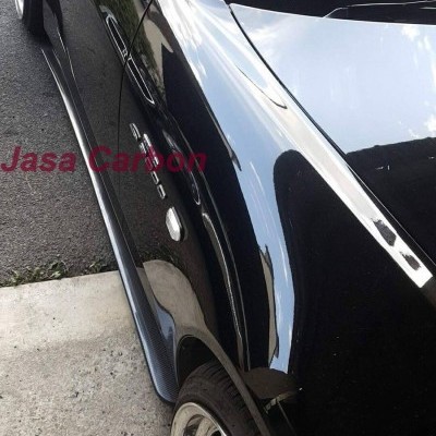 Carro preto brilhante com rodas cromadas e texto em para-brisas