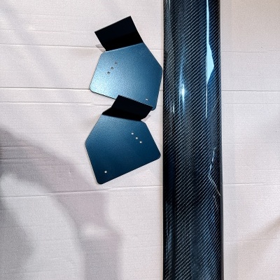 tubo de fibra de carbono com dois suportes metálicos pretos em fundo claro