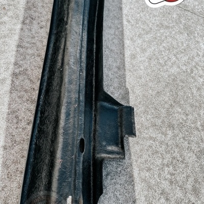 Peça automóvel preta texturizada com logótipo JASA Carbon sobre superfície cinza