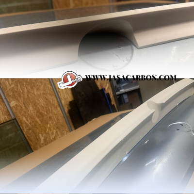 Peça branca curvada sobre superfície metálica cinza com texto visível www.jasacarbon.com