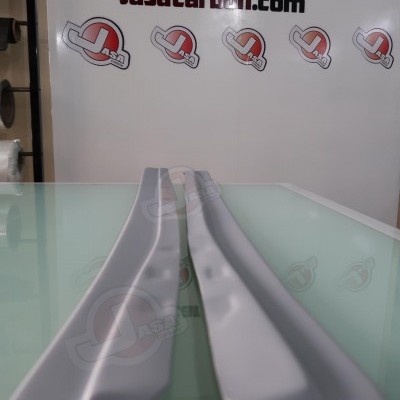 Dois faróis LED brancos sobre mesa de vidro com texto Jasacarbon.com e logótipos Jasa ao fundo