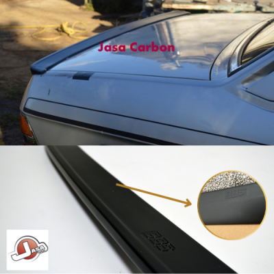 Spoiler traseiro de carro em carbono preto com textura fosca e gravação Jasa Carbon.