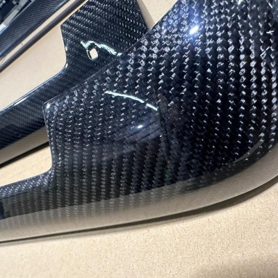 Componentes de automóvel em fibra de carbono preta com padrão quadriculado brilhante