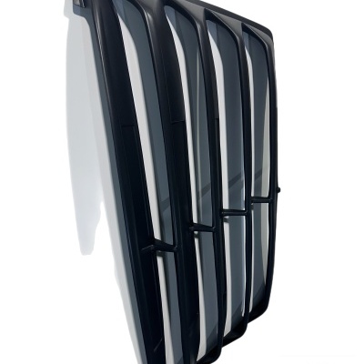 Grelha de automóvel preta com cinco barras verticais