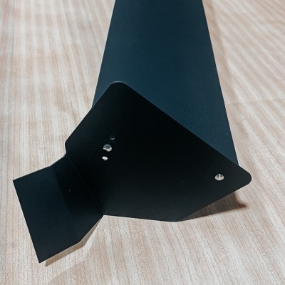 Asa traseira preta de metal fosco para carro em superfície de madeira clara