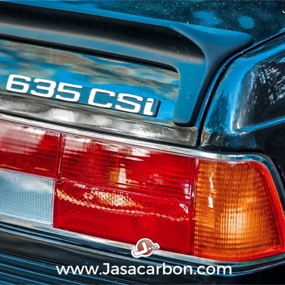 Parte traseira de carro azul com farolim e inscrição 635 CSi