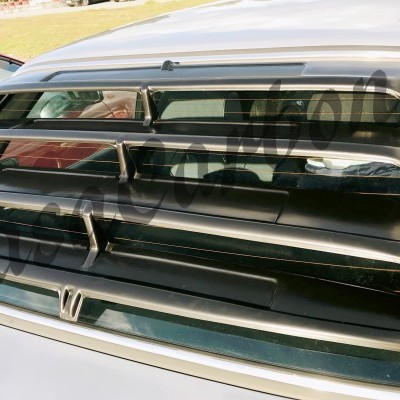 Persiana traseira preta em janela de carro branco