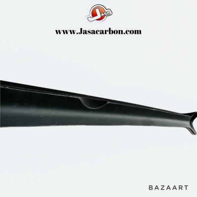 Produto preto em fibra de carbono com acabamento brilhante e texto www.Jasacarbon.com no fundo branco
