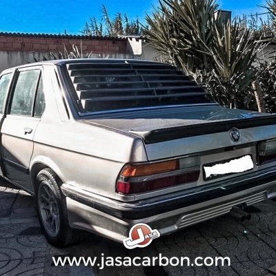 Carro sedan clássico cinzento com persianas no vidro traseiro