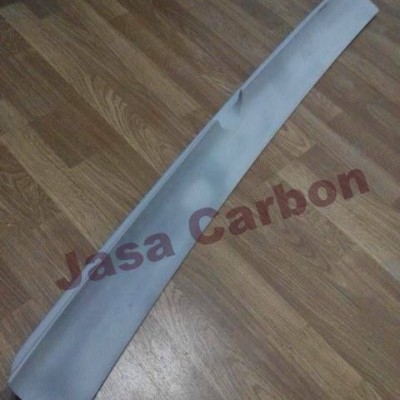 Spoiler traseiro cinza em chão de madeira com texto Jasa Carbon