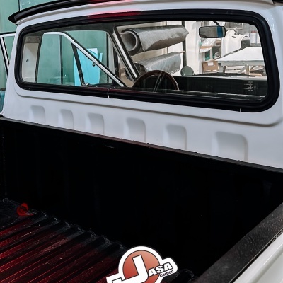 Caçamba de carrinha pick-up com proteção preta e janela traseira