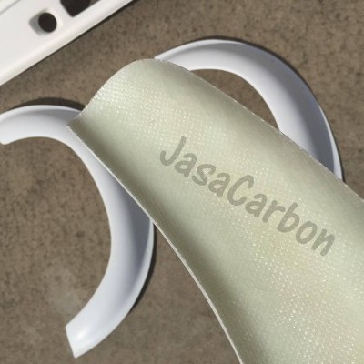 Peça automóvel branca com inscrição JasaCarbon e outras peças brancas ao fundo