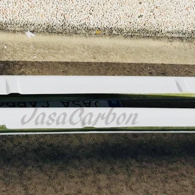 Duas barras longas com texto JasaCarbon num chão de cimento