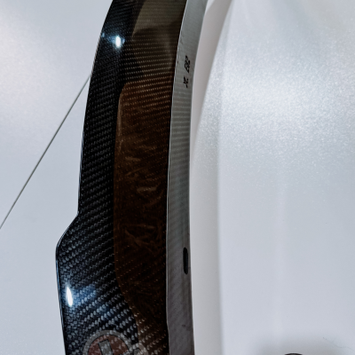 Spoiler traseiro em fibra de carbono preta com autocolante JASA