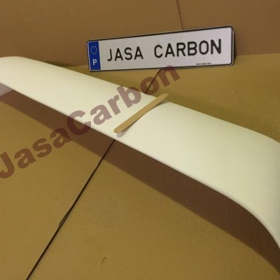 Aerofólio automóvel branco com régua e placa JASA CARBON em fundo castanho