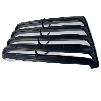 Grelha frontal preta de automóvel com barras horizontais em fundo branco