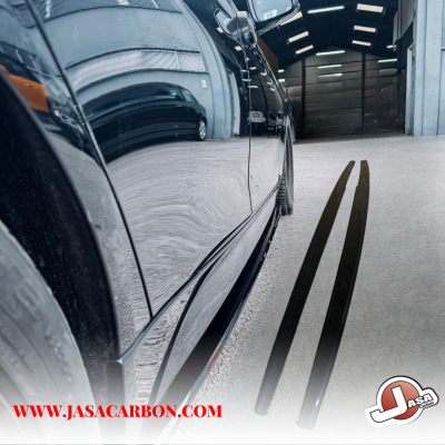 Porta lateral de carro preto com tiras de borracha e logótipo JASA