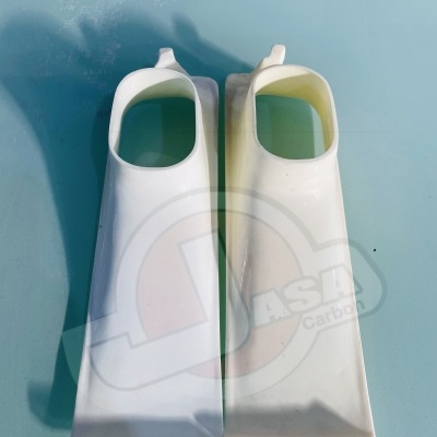 Par de aletas de mergulho brancas com textura lisa e aberturas ovais para os pés