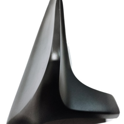 Suporte de exposição triangular preto sobre fundo branco