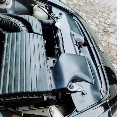 Motor de automóvel com componentes em plástico preto e metal