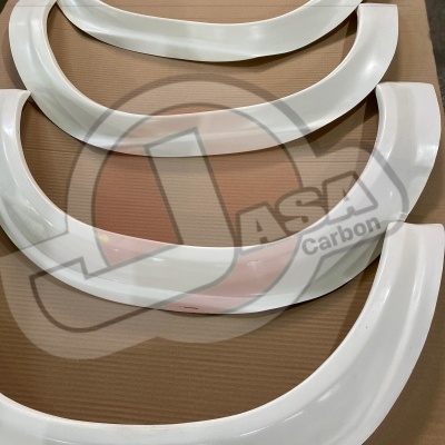 Apliques brancos de para-lamas curvos sobre superfície marrom