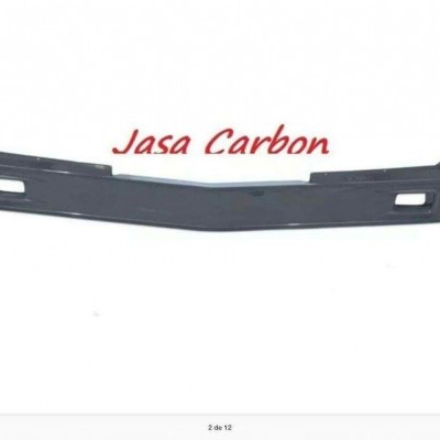 Para-choques frontal preto de automóvel sobre fundo branco com texto Jasa Carbon