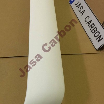 Spoiler traseiro branco com texto 'JASA CARBON' em cartão ao lado