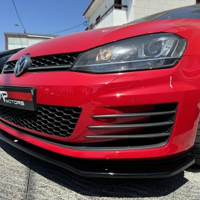 Frente de carro Volkswagen vermelho com detalhes pretos e placa AR MOTORS