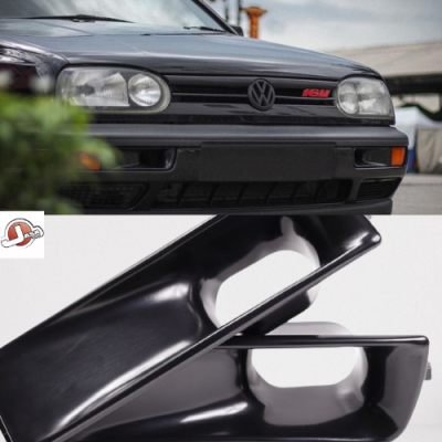 Carro Volkswagen preto frontal com emblema VW e sigla 16V, e duas peças plásticas pretas brilhantes