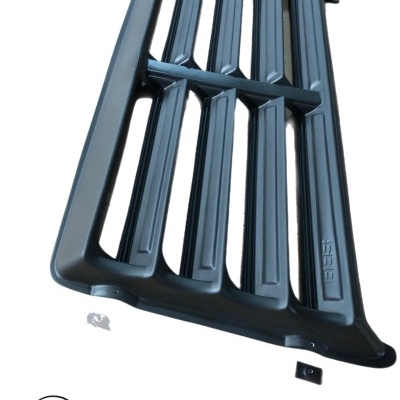 Grelha louver preta com lâminas verticais e logo JASA